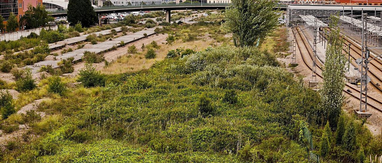 La zona de Moreda en la que se plantea la futura estación, con Sanz Crespo a la derecha.