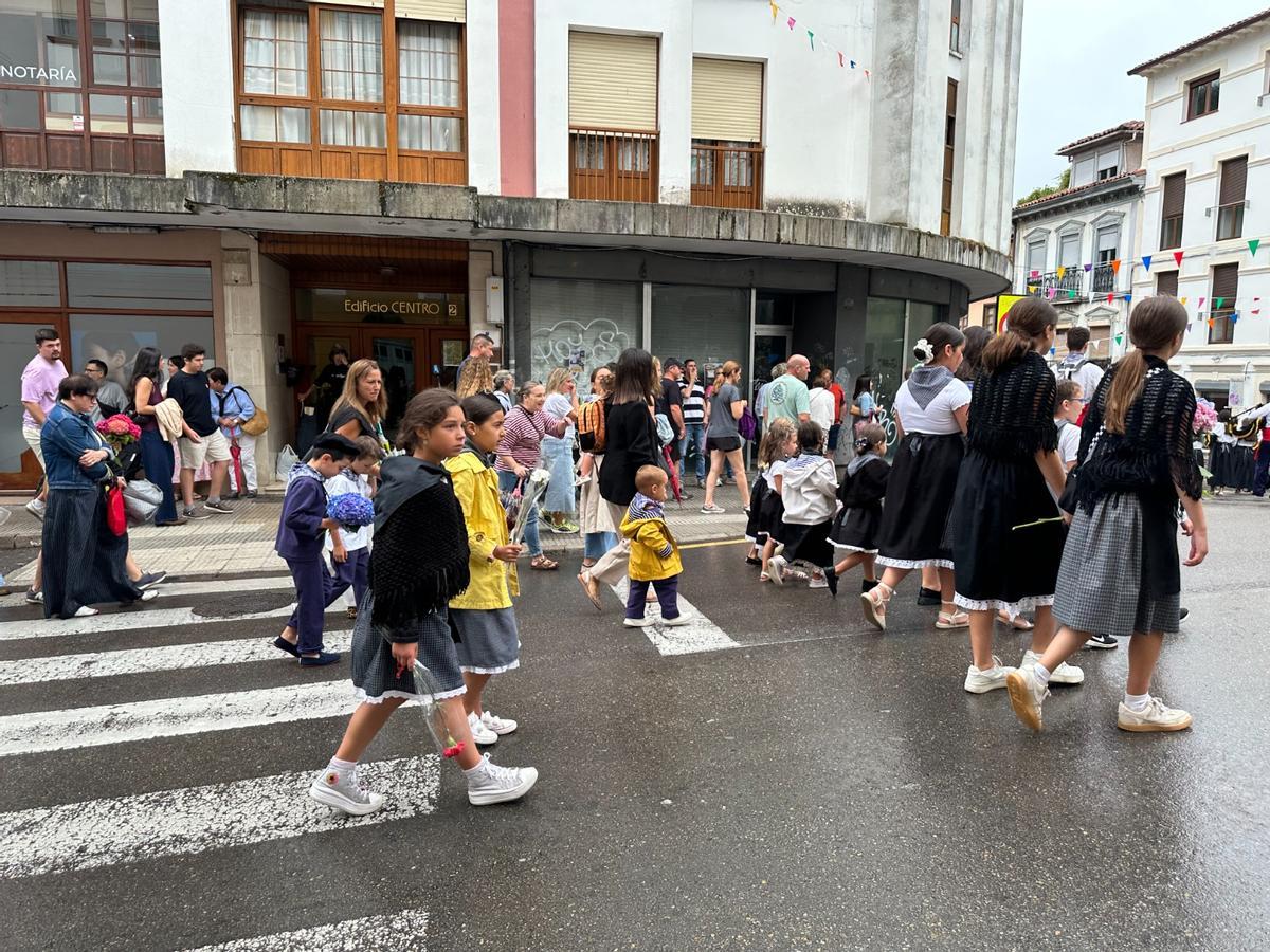 El desfile más esperado en Cudillero: gaitas, bailes 'pixuatus' y gigantes y cabezudos de Murcia