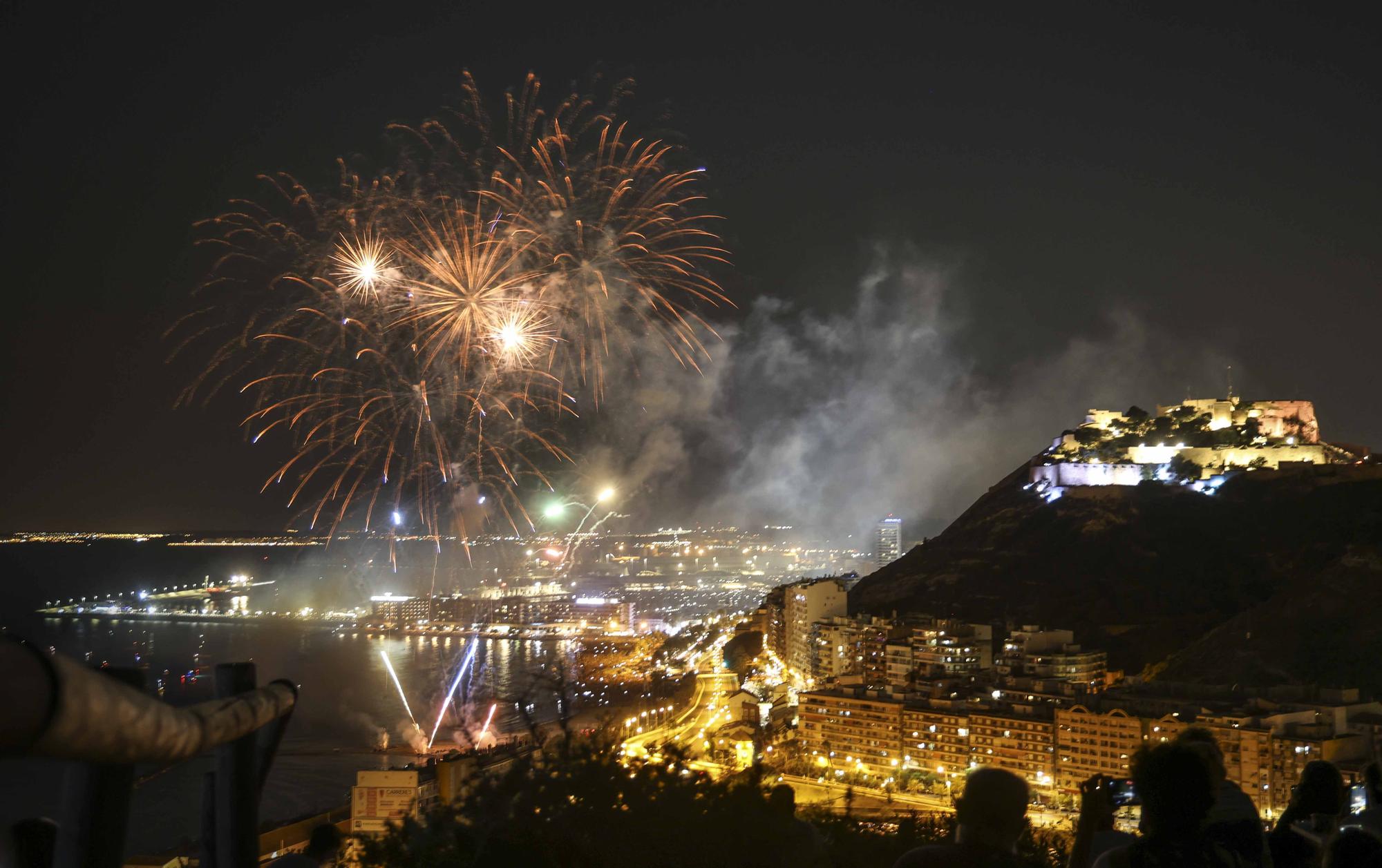 Cuarto día de fuegos artificiales en la playa del Cocó en Alicante