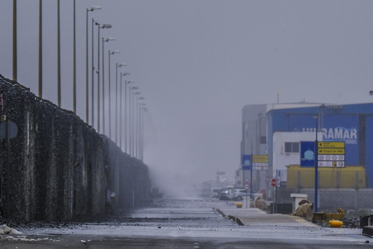 El fuerte viento golpea a una Canarias con calima