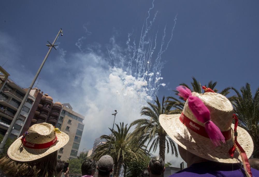 La mascletà de la pirotecnia Piromart no entrará en concurso al no llegar al tiempo mínimo exigido. Disparo correcto, sin alardes, en su debut en la Península