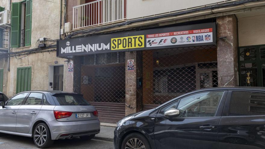 Casi toda la actividad del bar, ubicado en la calle Guillem Massot, se lleva a cabo en el sótano.