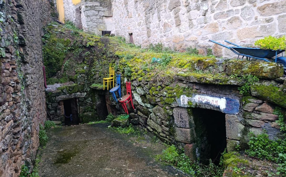 Acceso a la bodega de Olvido Peños, en la parte trontal, con la pared de piedra y tierra en mal estado.  | FIRMA