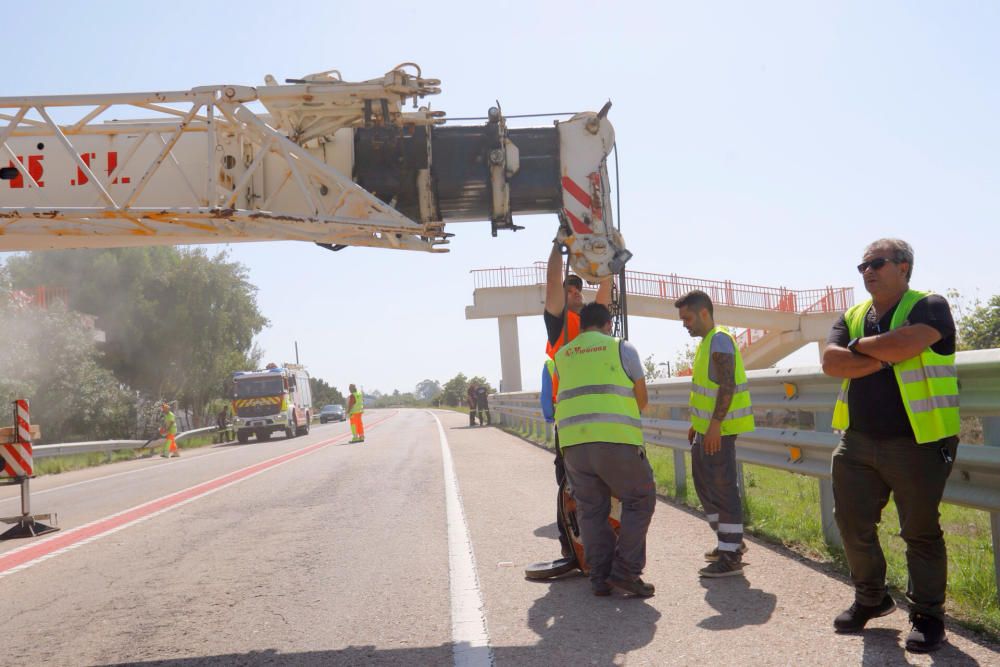 Un camión derriba la pasarela peatonal del Saler