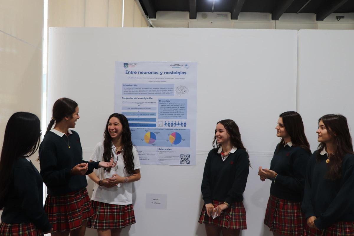 Estudiantes de Bachillerato presentan sus proyectos científicos ante un jurado especializado en CEU Elche.