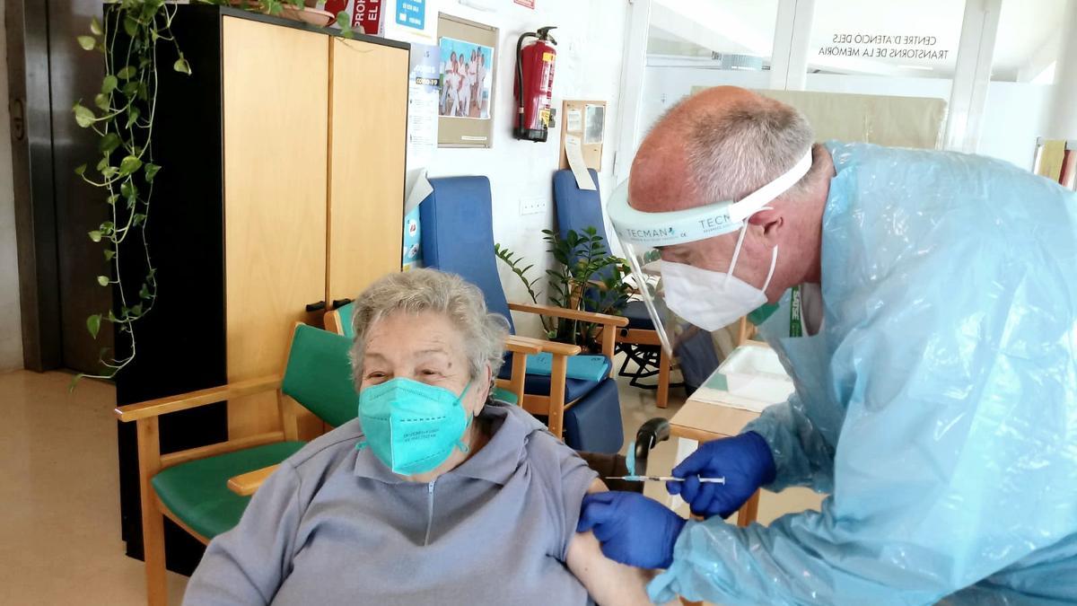 El enfermero José Antonio Espejo administra la vacuna a Antònia Muntaner, de 86 años, en el Centro de Atención de los trastornos de la memoria de Cas Serres.