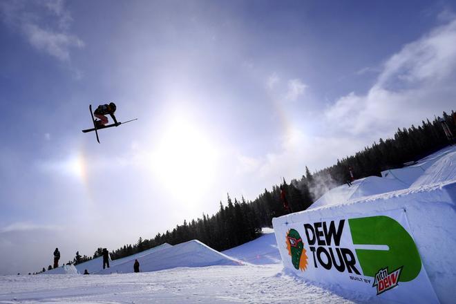 Kelly Sildaru de Estonia compite en la prueba Ski Slopestyle Jump durante el Dew Tour en Breckenridge, Colorado.