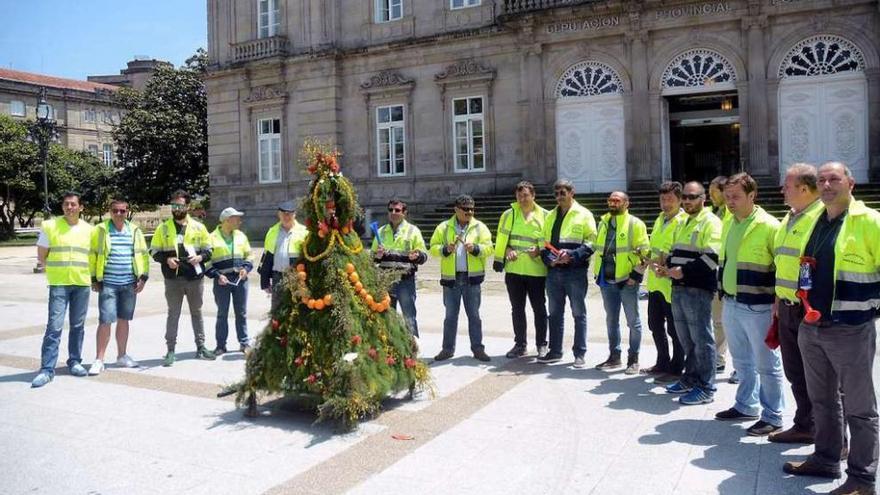 Los trabajadores protestaron ayer con un maio ante la Diputación provincial. // Rafa Vázquez