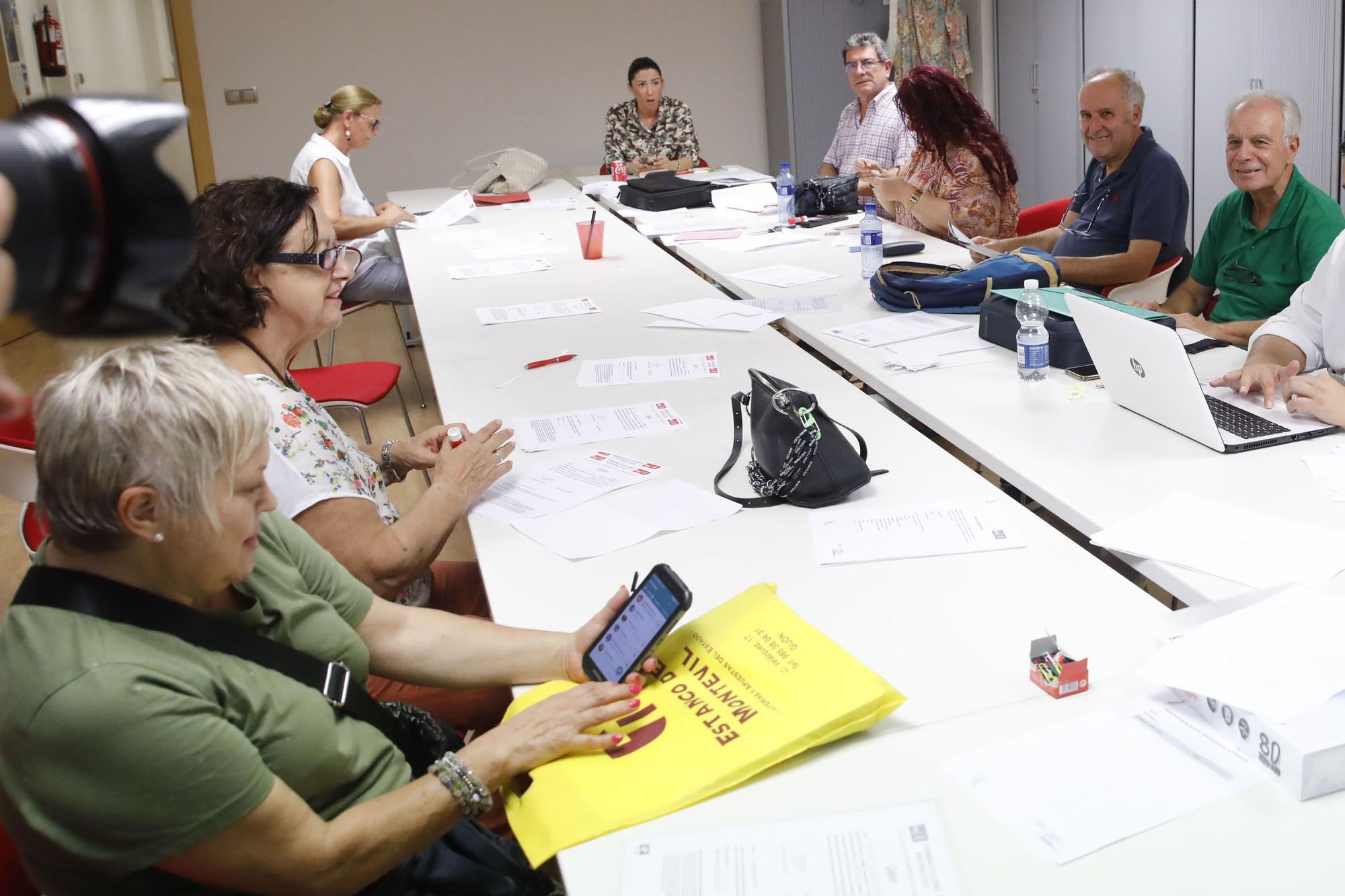 En imágenes: Jornada de recogida de firmas en la sede del PSOE de Gijón