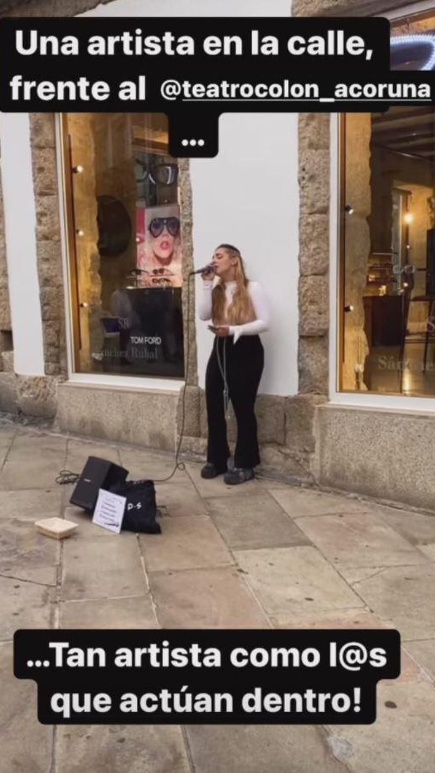 María Castro en la calle Real cautivada por la voz de esta cantante