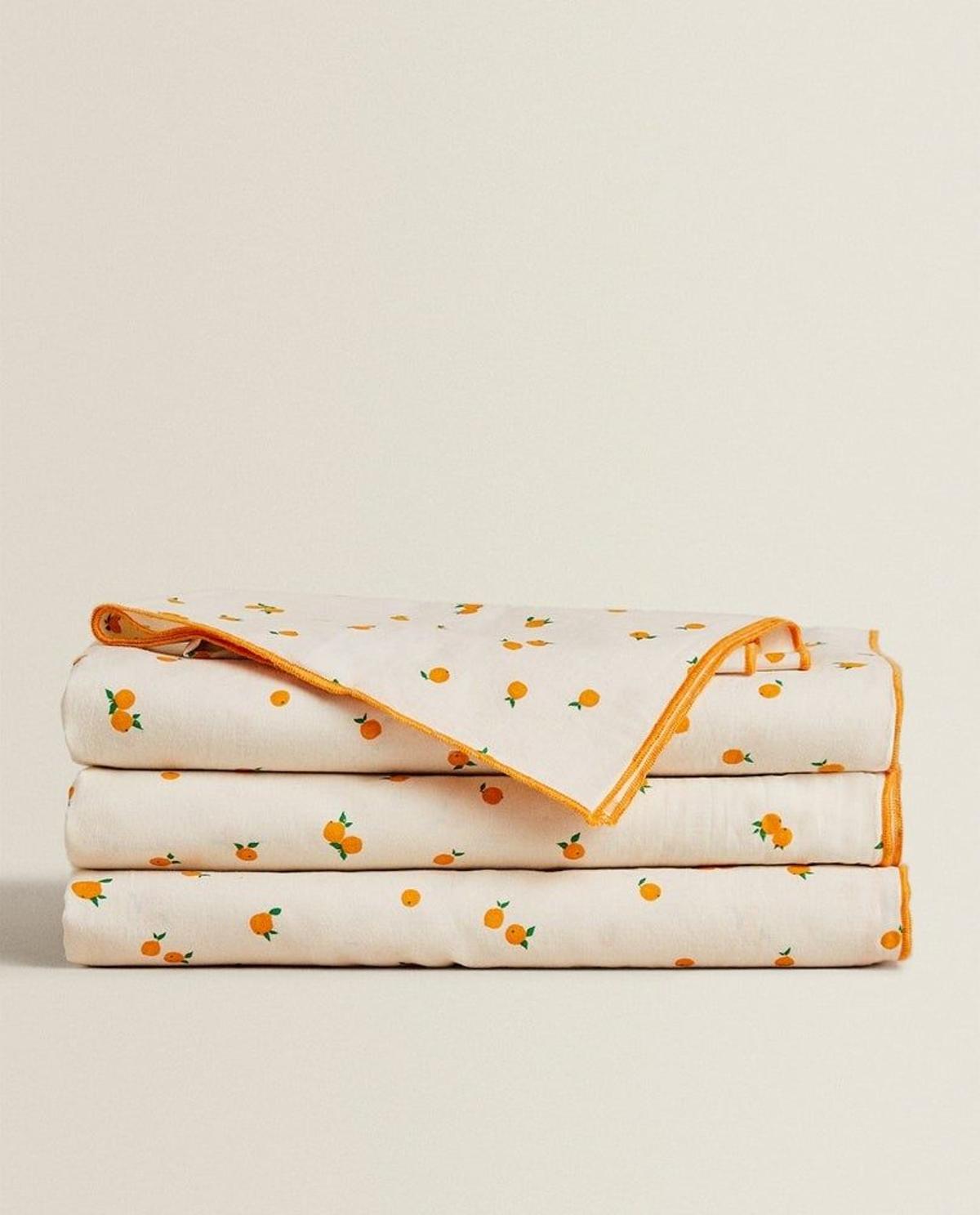Mantel con naranjas de Zara Home (Precio: 19,99 euros)
