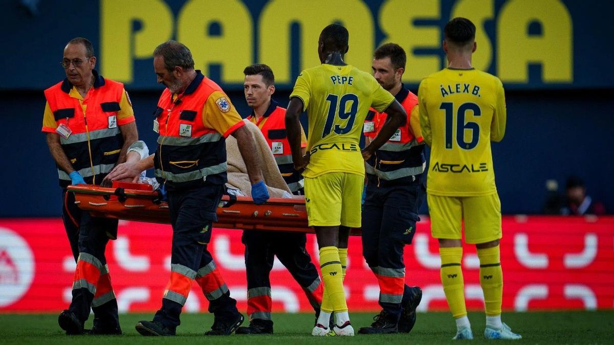 Ter Stegen abandona en camilla el estadio de La Cerámica tras sufrir una grave lesión en la rodilla derecha.