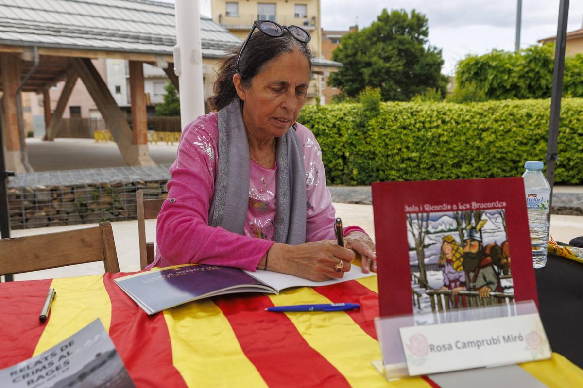 Imatges de la signatura de llibres d'autors locals a Sant Fruitós de Bages