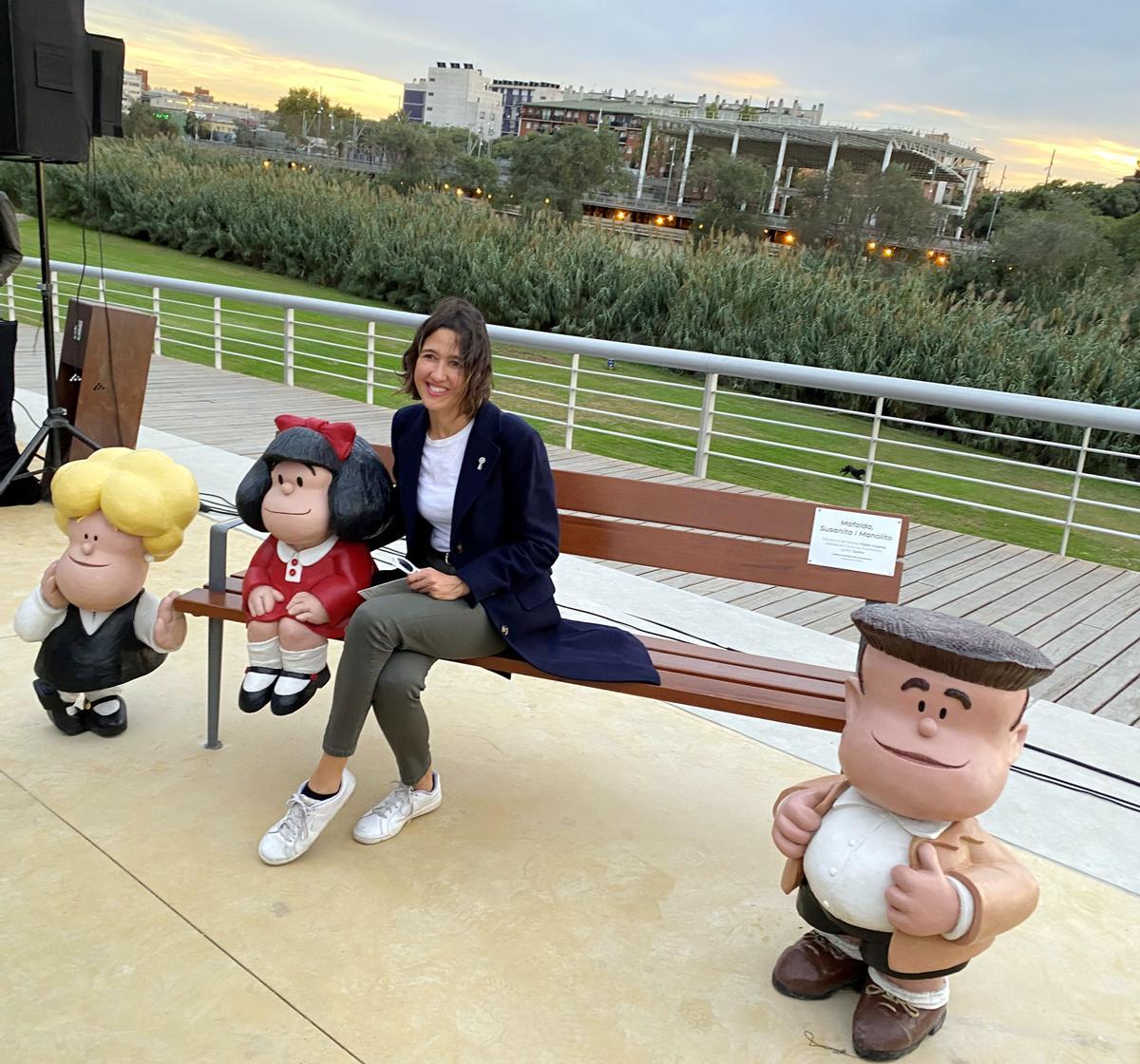 La alcaldesa de Santa Coloma, Núria Parlon, en el homenaje a Mafalda.