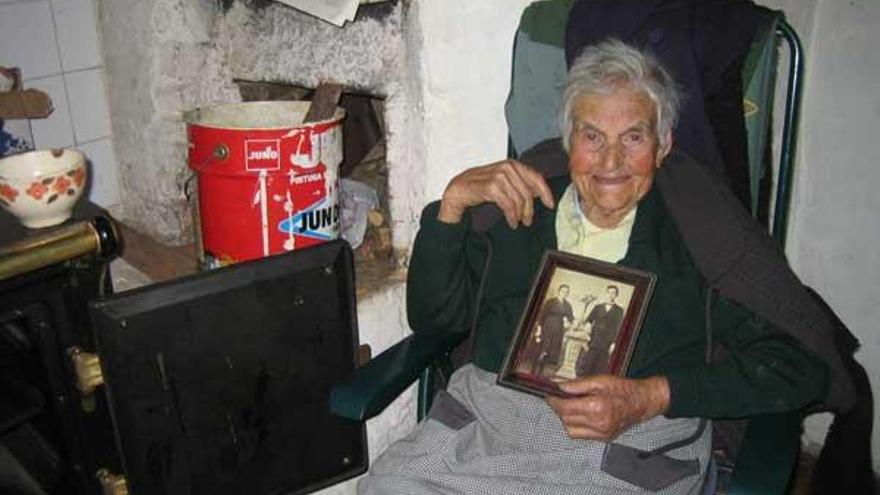 Palmira Paramos Filgueira, ayer en la cocina de su casa, con la foto de boda.