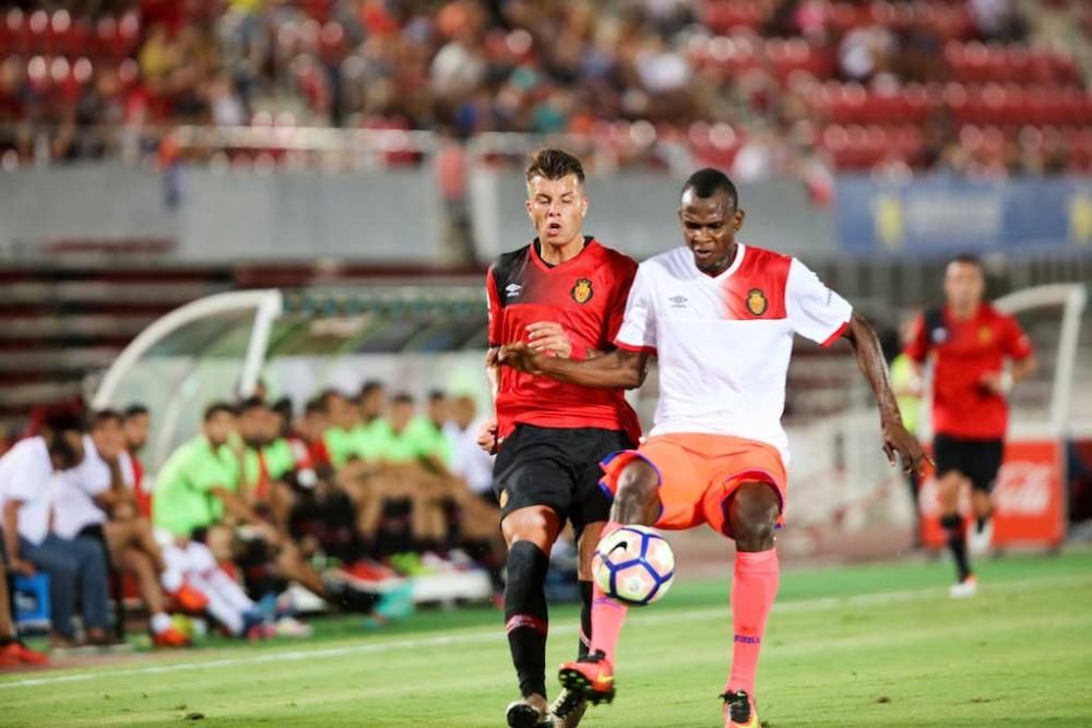 El Mallorca se abre en canal y entrega su trofeo