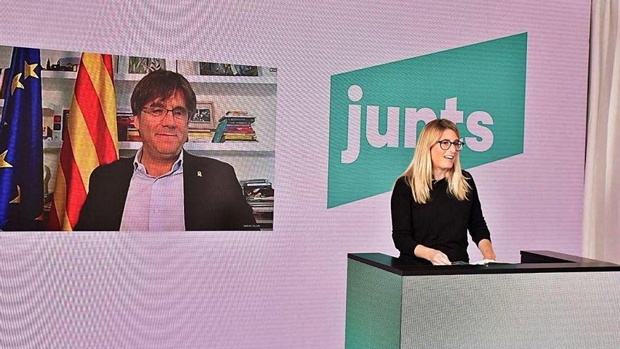 Puigdemont, juntament amb Elsa Artadi, en un acte de JxCat l&#039;octubre passat.