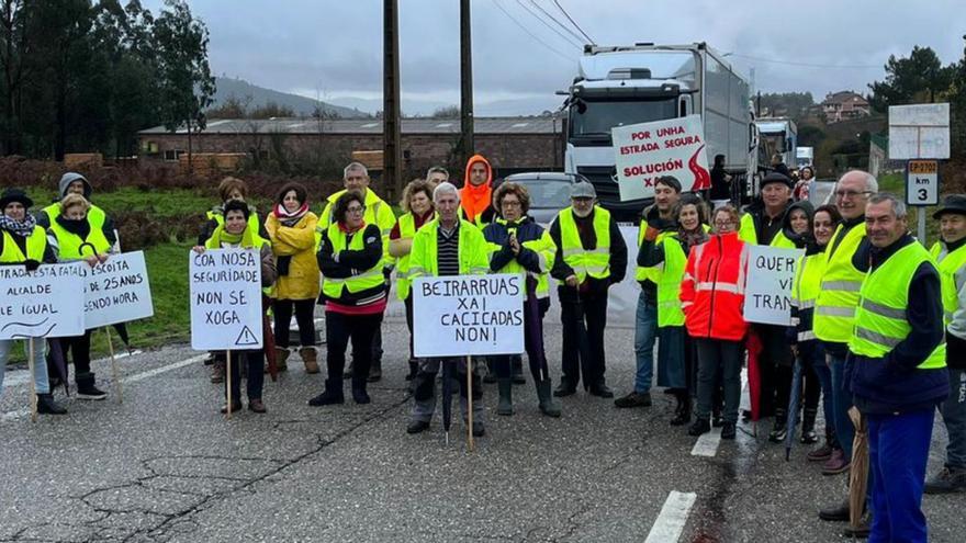 Los vecinos de Pazos vuelven a cortar el tráfico para exigir la reforma de la carretera de Os Valos a Amoedo