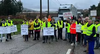 Los vecinos de Pazos vuelven a cortar el tráfico para exigir la reforma de la carretera de Os Valos a Amoedo