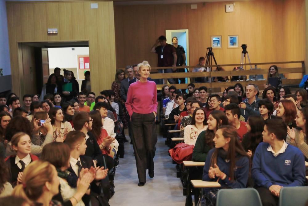 iri Hustvedt mantiene un encuentro con estudiantes en Oviedo.