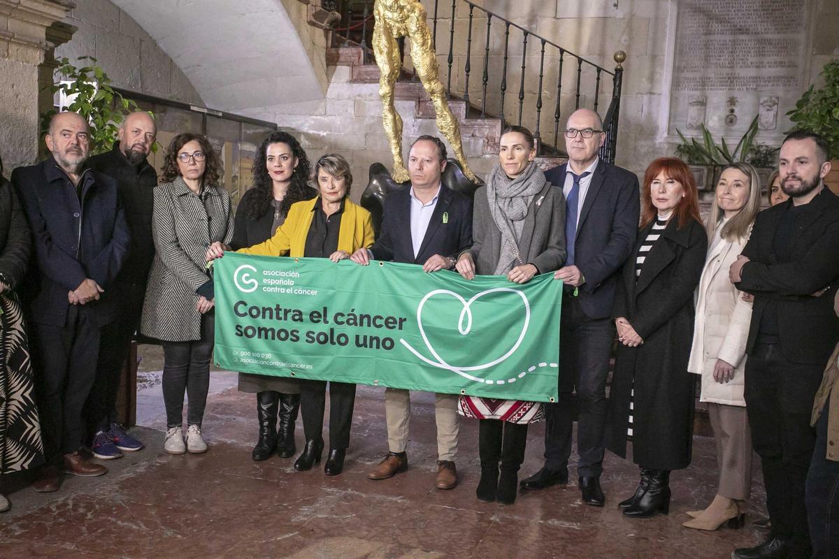 Pancarta de la lucha contra el cáncer en el Ayuntamiento de Alicante