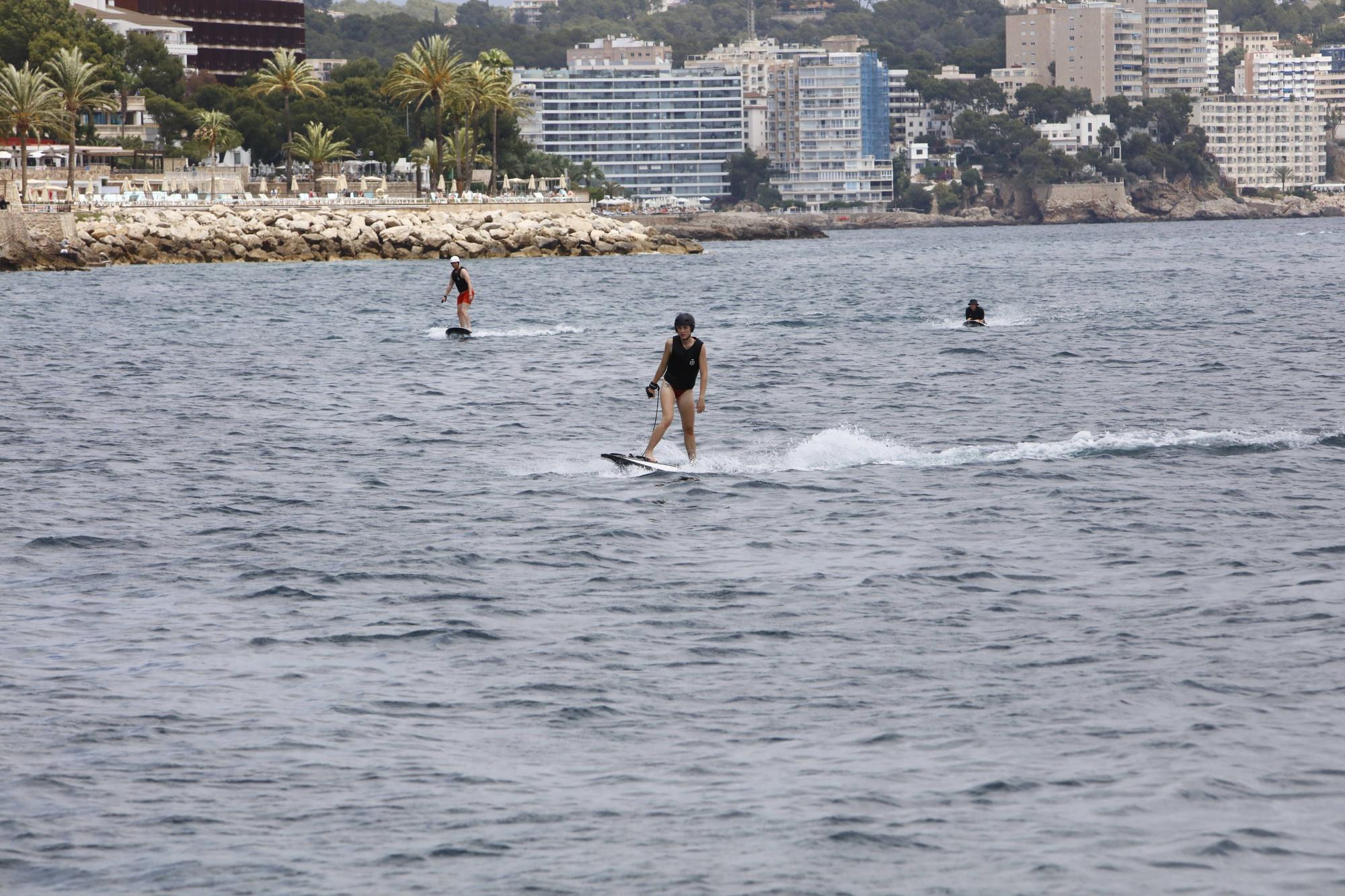 Mit dem E-Boot und dem elektrischen Surfbrett vor Mallorca unterwegs