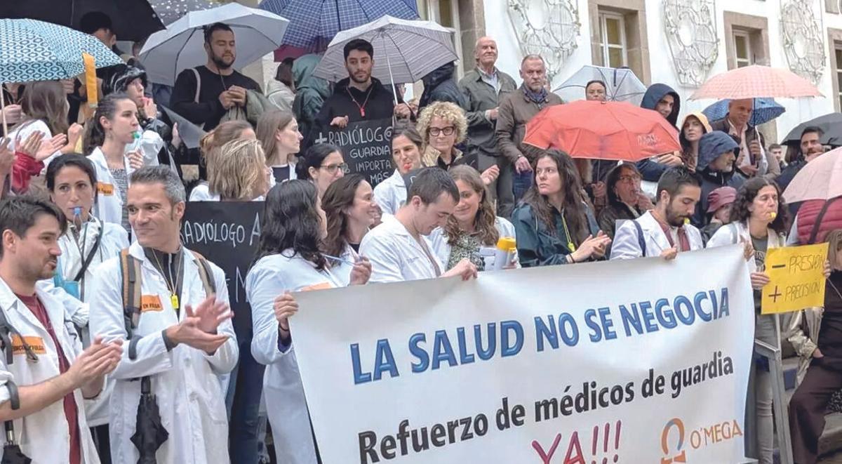 Concentración de apoyo a profesionales de Radiología del Chuvi delante del Museo MARCO, en Vigo, dentro de la huelga indefinida para demandar refuerzos para aliviar la sobrecarga.