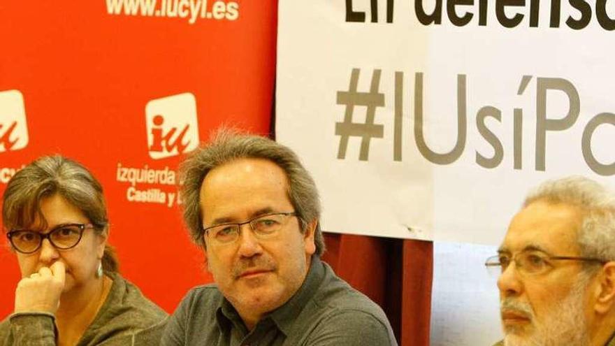 Guarido, durante la firma de la &quot;Declaración de Zamora&quot; de IU.