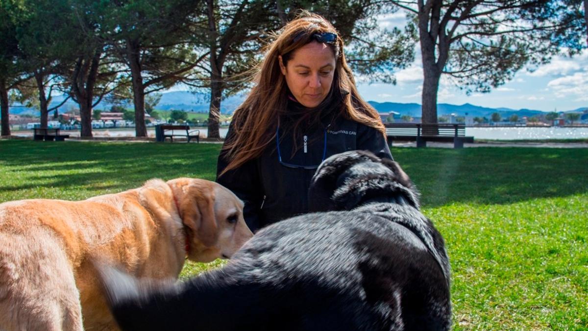 Maribel Vila, responsable de El Racó de Milú, que trabaja con perros problemas de salud mental en niños y adolescentes.