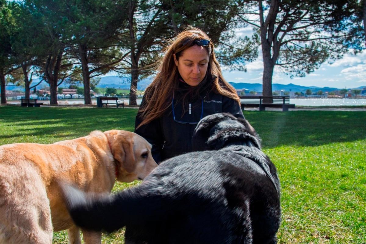 Maribel Vila, responsable de El Racó de Milú, que trabaja con perros problemas de salud mental en niños y adolescentes.