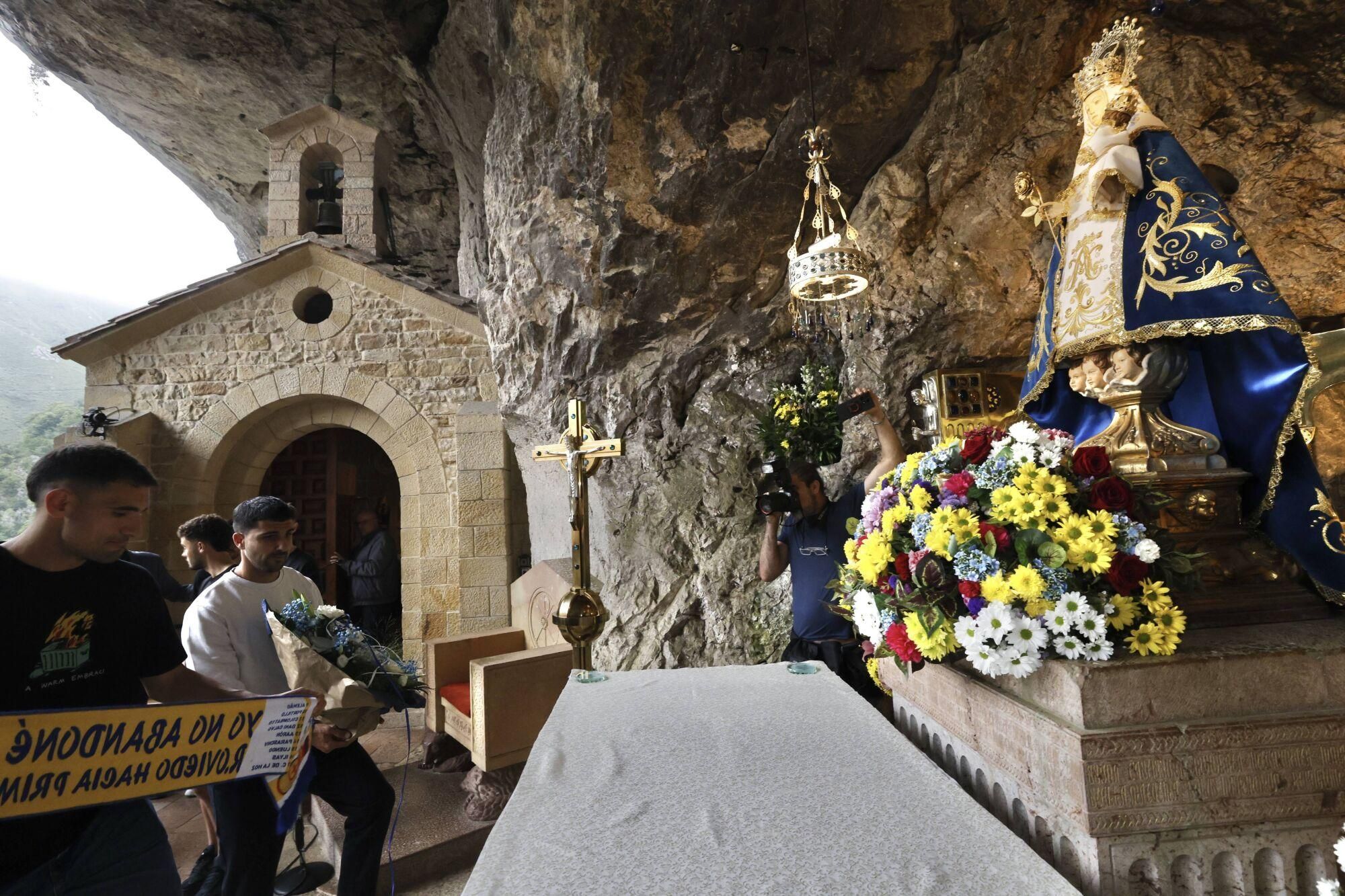 El conjunto carbayón visita a la Virgen de Covadonga