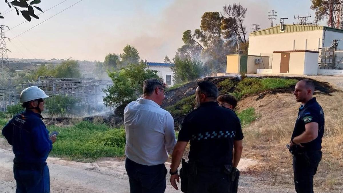 Un incendio junto a la subestación de Cordobilla pone en riesgo el suministro eléctrico de Puente Genil.