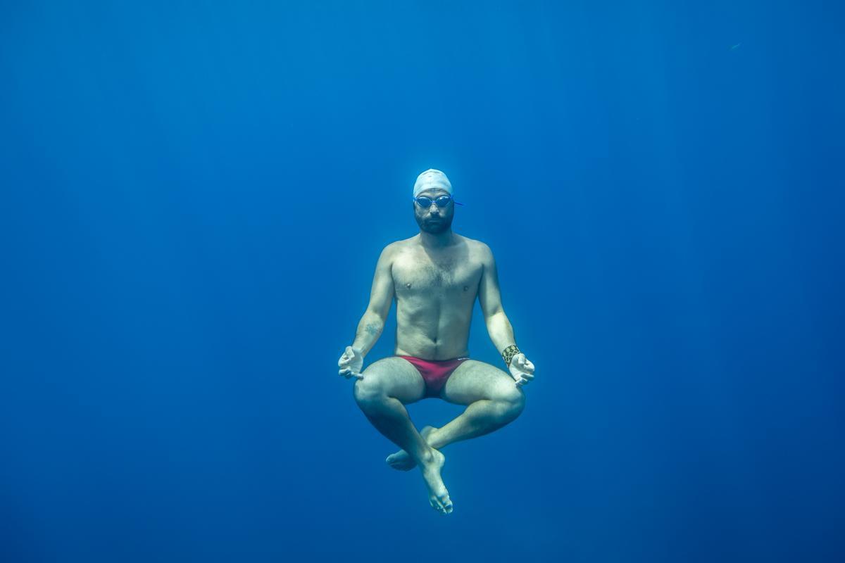 El activista oceánico y exolímpico maltés, Neil Agius, se concentra antes de comenzar a nadar.