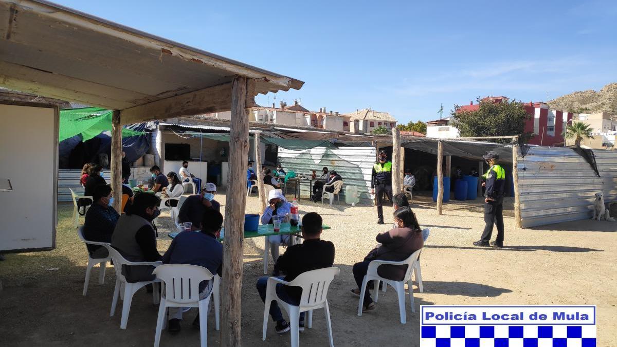 Identificadas 44 personas en una reunión social en el antiguo campo de fútbol de Mula