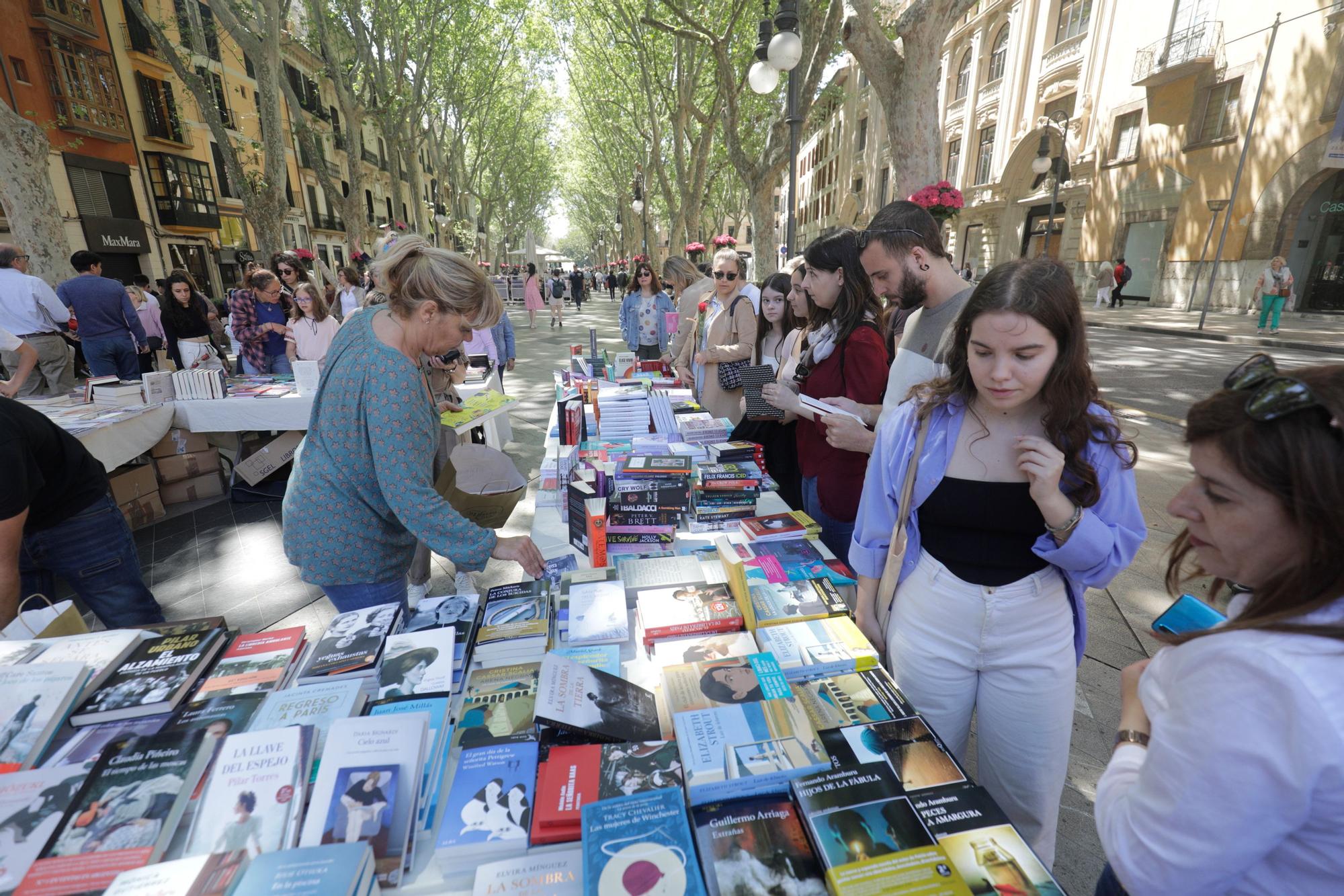Día del Libro en Mallorca: Los lectores abarrotan el centro de Palma