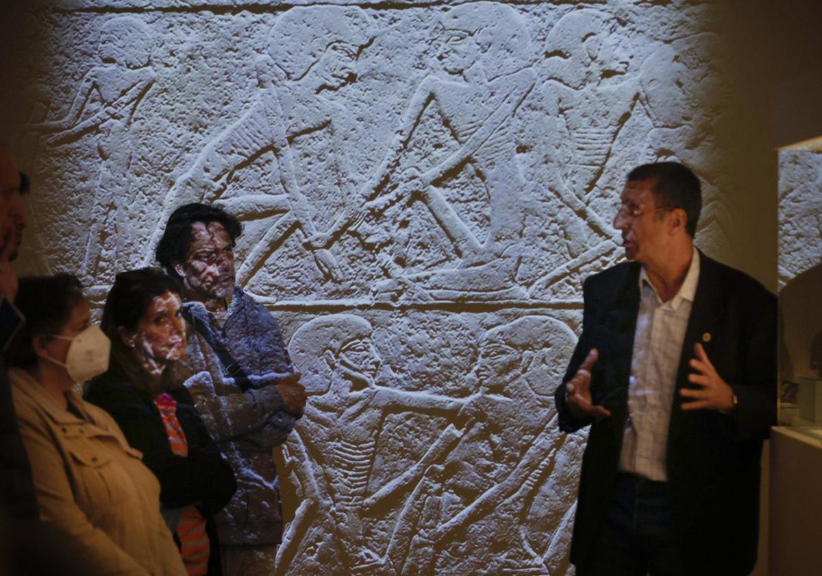 La visita guiada "Lo que los huesos cuentan" en el Palacio de Revillagigedo, en imágenes