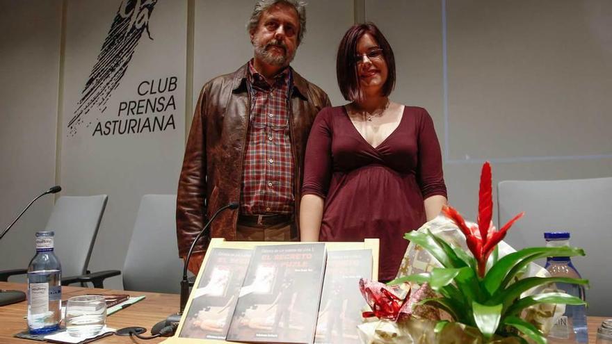 Nuria García Font y Avelino Muñiz, ayer, antes del acto de presentación de la novela.