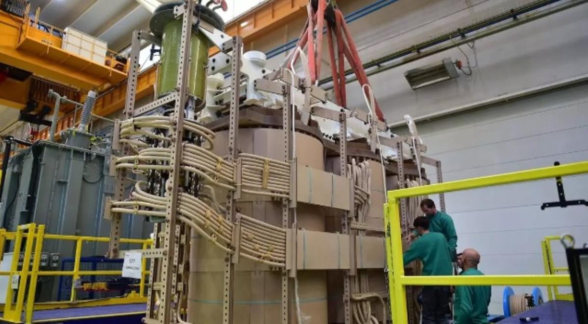 Trabajadores en una fábrica extremeña.