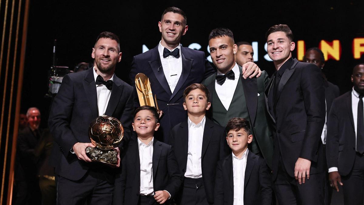 Messi y sus hijos con los internacionales argentinos Dibu Martínez, Lautaro Martínez y Julián Álvarez.