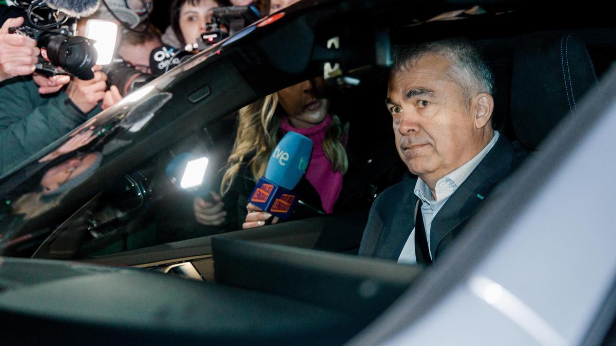El exsecretario de organización del PSOE Santos Cerdán a su salida de la prisión de Soto del Real, a 19 de noviembre de 2025, en Soto del Real, Madrid (España).