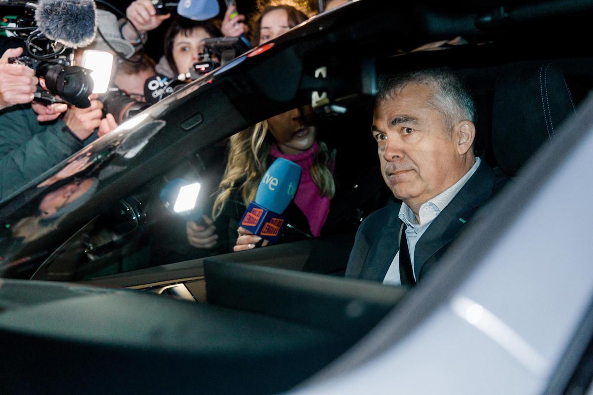 El exsecretario de organización del PSOE Santos Cerdán a su salida de la prisión de Soto del Real, a 19 de noviembre de 2025, en Soto del Real, Madrid (España).