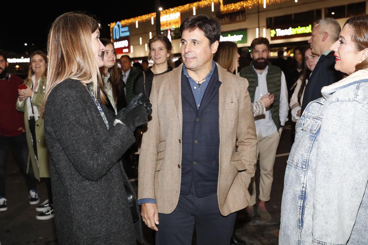 Fran Rivera conversa con asistentes al acto en el exterior de Nasas Nigrán.