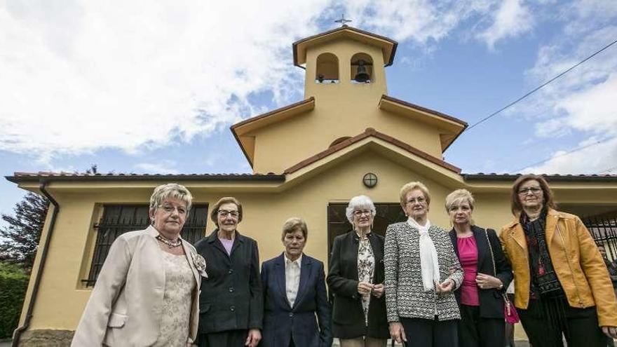 De izquierda a derecha, sus autoras: Pilar, Carmina, Olvido, Marisa, Carmita Álvarez, Carmen Cuesta y María Teresa Álvarez.