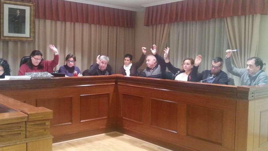 Ediles del PSOE y Anova de Bergondo, ayer, durante la aprobación del presupuesto.