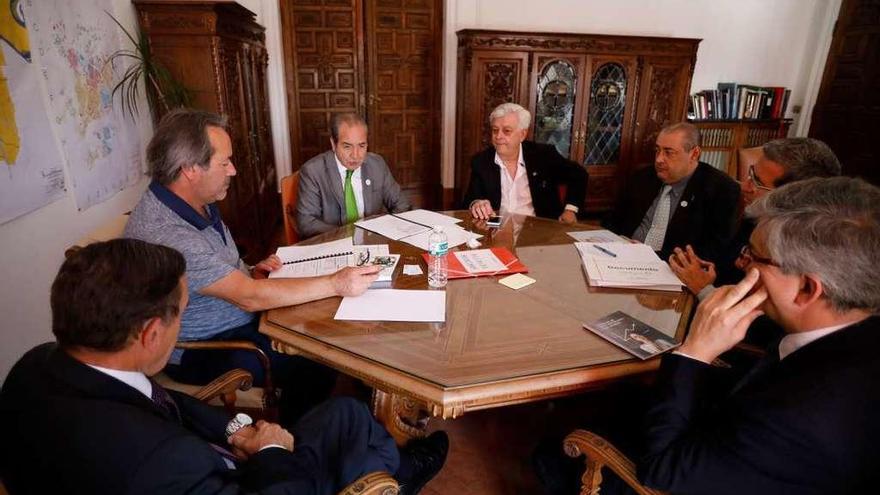 Guarido mantiene una reunión con los empresarios del plan Zamora 10.