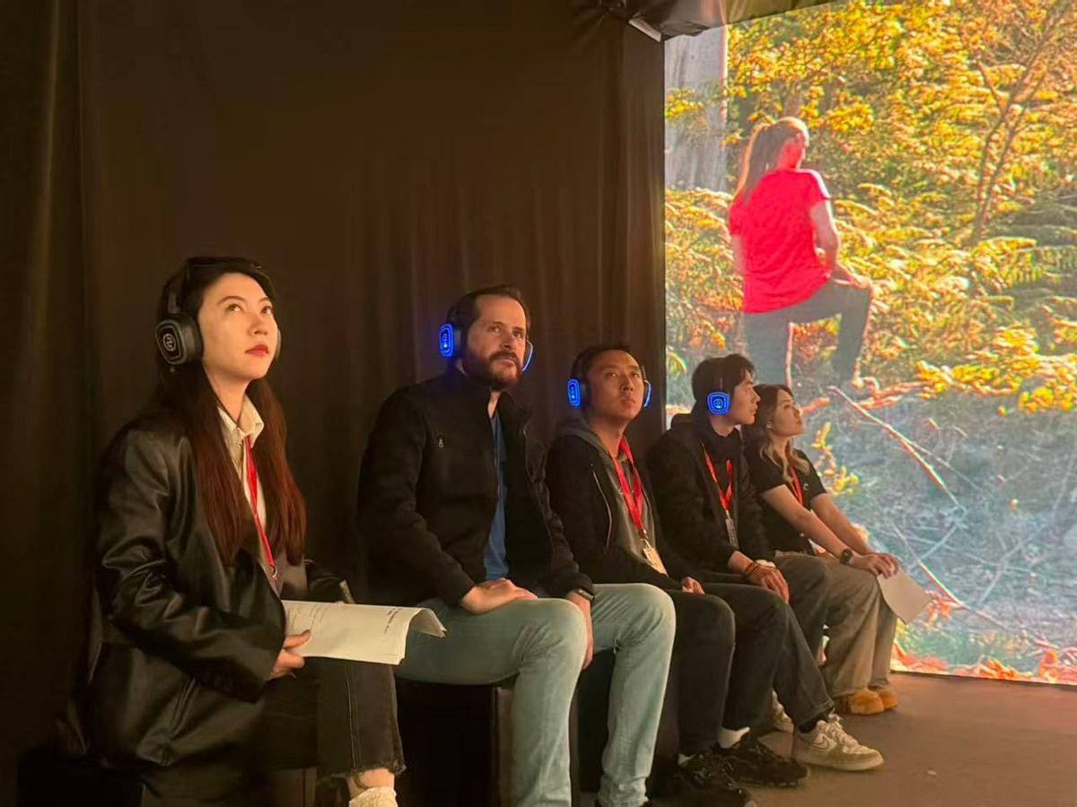 Brais Revaldería, segundo por la izquierda, observa la experiencia inmersiva ‘Fillos do Vento: A Rapa’, en el Beijing International Film Festival.