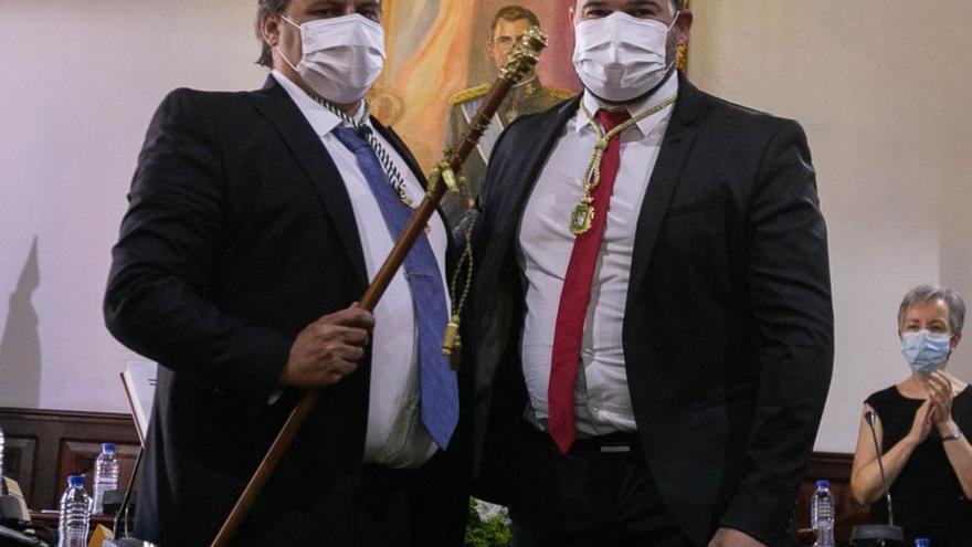Gustavo Pérez (izquierda) y Airam Puerta, en el pleno del 1 de julio de 2021. | | C.W.L.