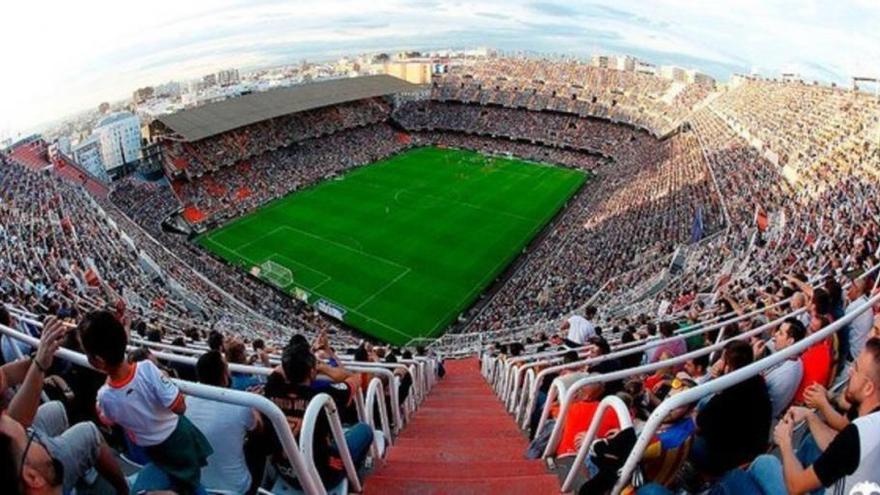 Cae un portón del estadio de Mestalla y hiere a una mujer