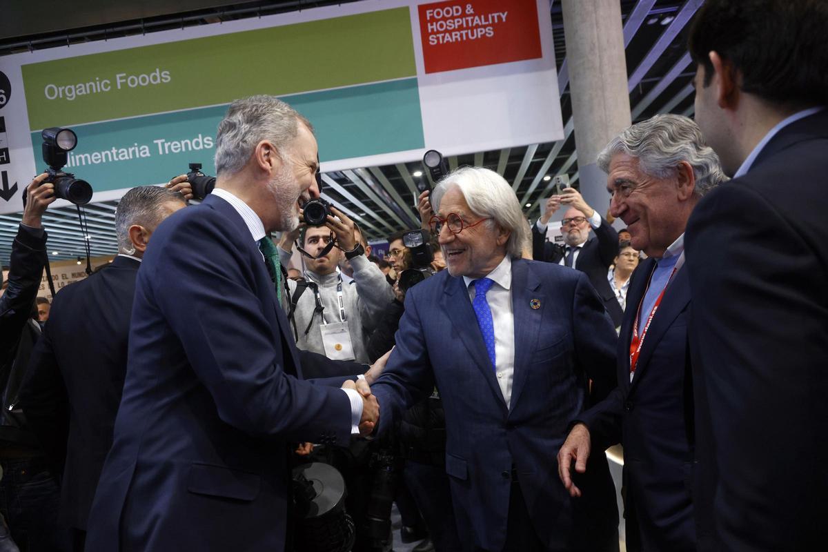 El rey Felipe saluda a los hermanos Sánchez Llibre en Alimentaria.