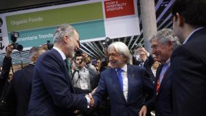 El rey Felipe saluda a los hermanos Sánchez Llibre en Alimentaria.